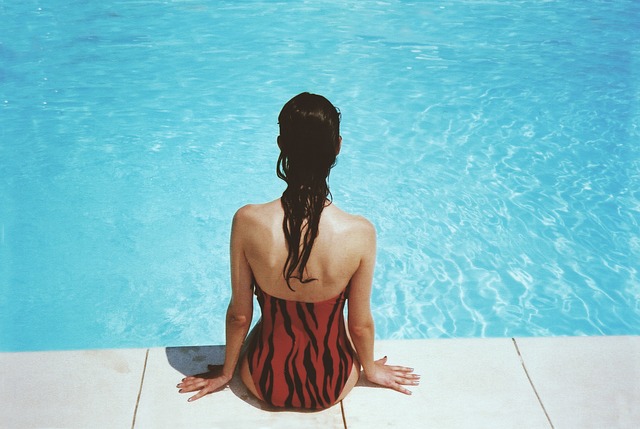 dívka u bazénu