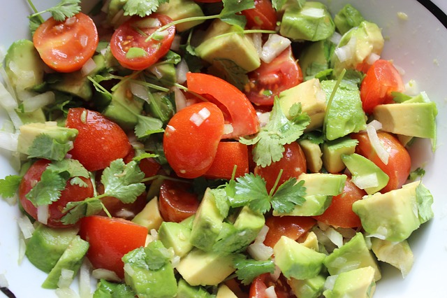 zeleninový salát se zelenými lístečky